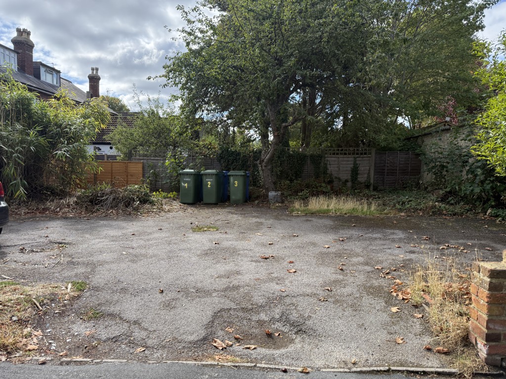 Lot: 28 - ONE-BEDROOM LEASEHOLD FLAT IN NEED OF IMPROVEMENT WITH SHARE OF FREEHOLD - Car parking area